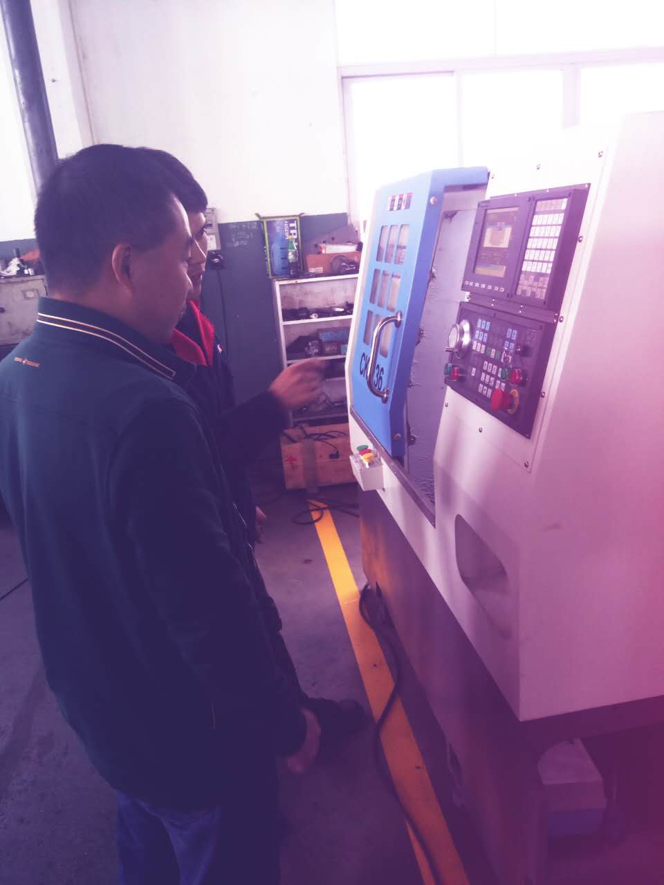 凱恩利技術(shù)人員莫生培訓(xùn)李建林老板數(shù)控車(chē)床的使用方法