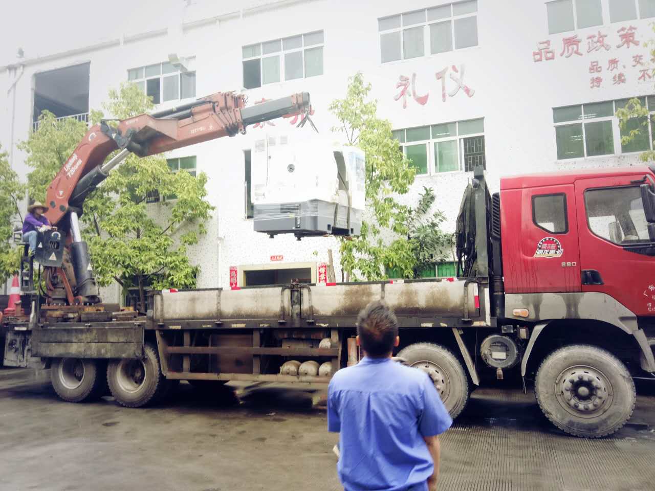 機(jī)器調(diào)裝中，注意安全！