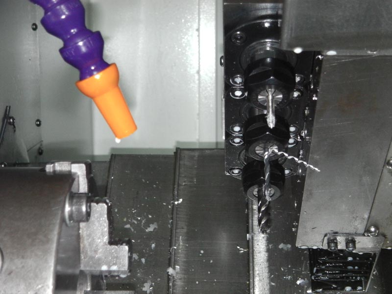  機(jī)床結(jié)構(gòu)特點(diǎn) Construction and feature of machine tool ■ 適用于重負(fù)荷和連續(xù)切削，可保持長(zhǎng)久的高精度和優(yōu)質(zhì)的表面精糙度。 ■ 高精度、高剛性、重負(fù)荷主軸。 主軸采用原裝進(jìn)口日本NSK或德國(guó)FAG P4級(jí)精密級(jí)主軸軸承 主軸采用原裝進(jìn)口日本NSK或德國(guó)FAG P4級(jí)精密級(jí)主軸軸承 主軸采用原裝進(jìn)口日本NSK或德國(guó)FAG P4級(jí)精密級(jí)主軸軸承 主軸采用原裝進(jìn)口日本NSK或德國(guó)FAG P4級(jí)精密級(jí)主軸軸承 主軸采用原裝進(jìn)口日本NSK或德國(guó)FAG P4級(jí)精密級(jí)主軸軸承，經(jīng)工程計(jì)算分析取得較佳化的跨距配置，配合獨(dú)特的迷宮式防水設(shè)計(jì)和散熱片式主軸箱設(shè)計(jì)，可達(dá)到更佳的防水防塵效果。引用高科技潤(rùn)滑技術(shù)及高剛性套筒結(jié)構(gòu)展現(xiàn)較佳穩(wěn)定性，能確保更大軸向剛性，徑向剛性及加工精度。采用專用主軸電機(jī)及進(jìn)口變頻器，實(shí)現(xiàn)大范圍自動(dòng)無(wú)級(jí)調(diào)速，整支主軸由臺(tái)灣普森專業(yè)主軸廠家生產(chǎn)。主軸軸承為前三后二排列,更能承受較強(qiáng)沖擊。主軸設(shè)計(jì)轉(zhuǎn)速可達(dá)8000rpm/min。 ■ 剛性好，操作、排屑方便。 高強(qiáng)度，床身傾斜45°，采用優(yōu)質(zhì)鑄鐵樹脂砂造型，并經(jīng)二次退火處理，保證鑄件穩(wěn)定性，緊密型筋骨板結(jié)構(gòu)，剛性好、抗震性強(qiáng)。